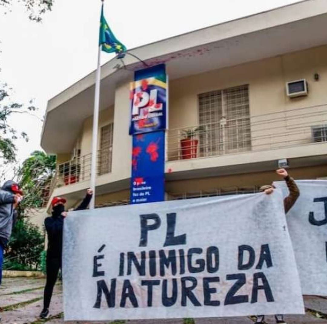 MST vandaliza sede do PL em SP