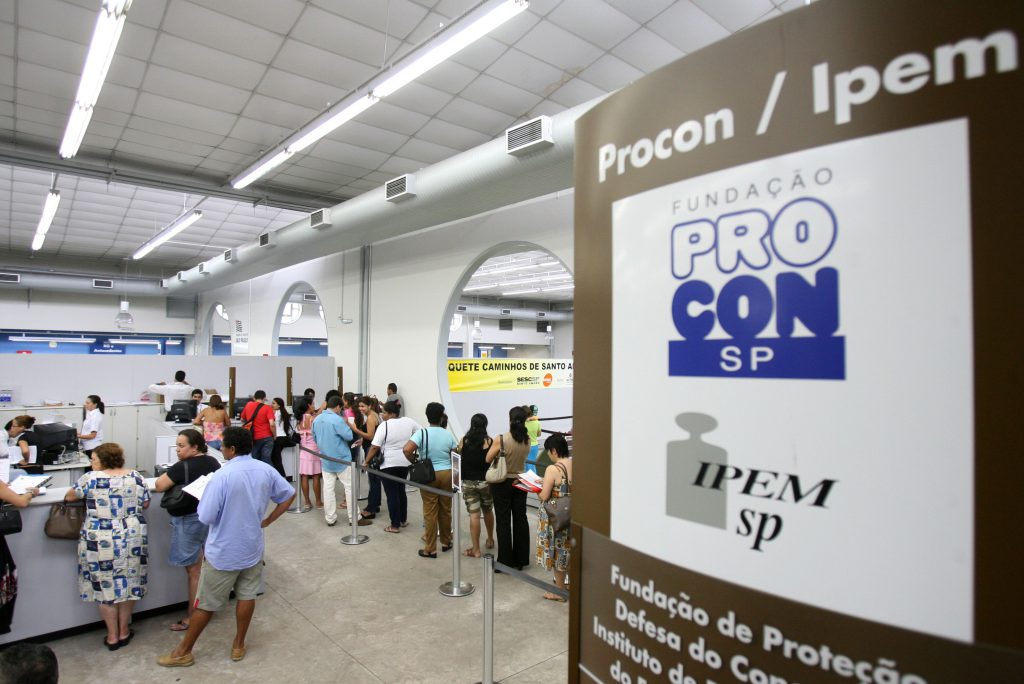 Procon-SP lança enquete para conhecer desafios que idosos enfrentam no consumo