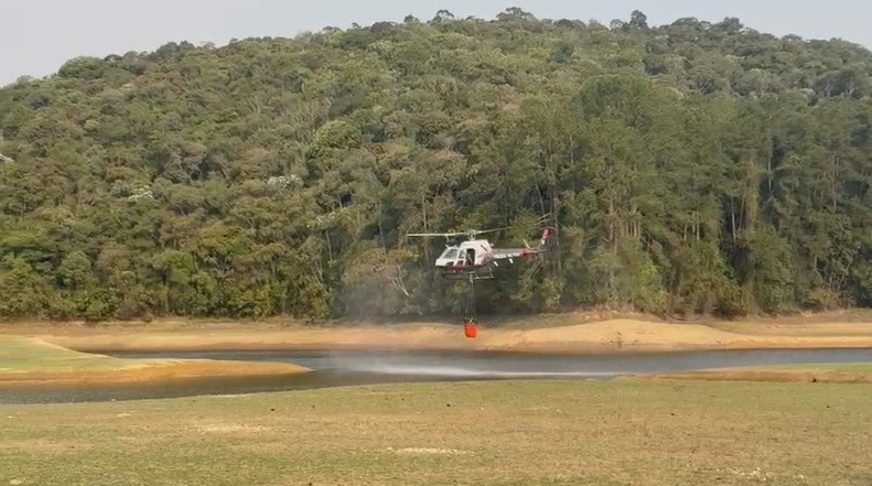 Entenda como os helicópteros da PM auxiliam no combate aos incêndios em SP