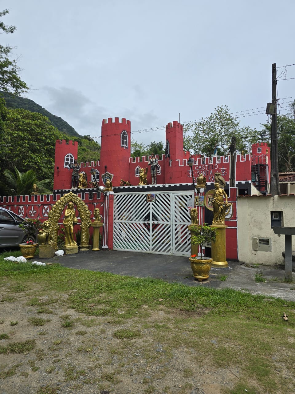 Castelo de Santa Sara Kali é destaque em Peruíbe (SP)